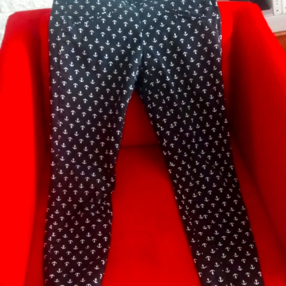 Sz. 6 Gap Super skinny Khakis by Gap. Black w white anchors. Inseam 26in